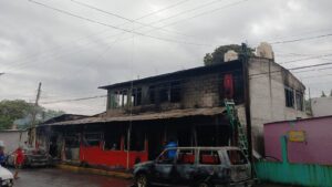 Voraz incendio consume tienda en Paso del Toro y deja a familias sin luz