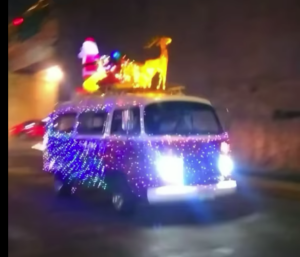 La “combi más navideña” anuncia la llegada de las fiestas decembrinas