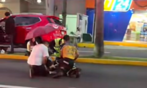 Camioneta arrolla motocicleta con tres tripulantes en Orizaba