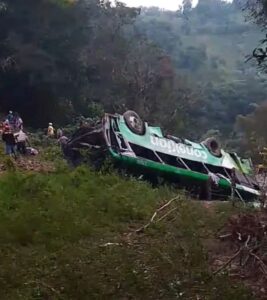 Tragedia en Zontecomatlán: autobús de pasajeros cae a barranco y deja muertos y heridos