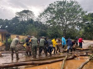 Ejército despliega Plan DN-III-E en Ángel R. Cabada por desbordamiento del río Tecolapan