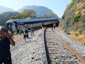 Decarrilamiento de Tren Interoceánico en Oaxaca deja al menos 15 lesionados