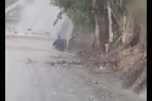 Hombre es arrastrado junto con su caballo por río en Ángel R. Cabada