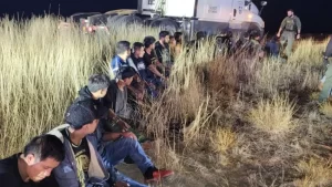 Descubren a 23 migrantes escondidos en Texas