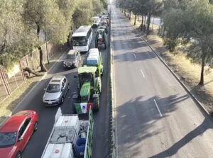 Caravana de tractores de dirige a la Cámara de Diputados