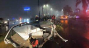 Brutal accidente: vehículo se parte en dos tras impactarse con luminaria