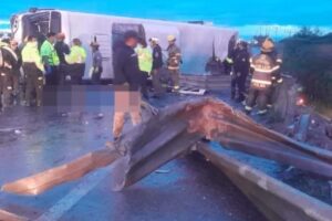 Volcadura de transporte de personal deja 8 personas sin vida en Apodaca,Nuevo León