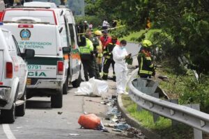 Tragedia en Colombia: autobús escolar se precipita a un barranco y deja decenas de víctimas