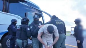 Trasladan a cinco reos de Michoacán al penal de Villa Aldama bajo fuerte operativo de seguridad