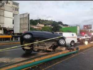 Tragedia en el puente Macuiltépetl: una persona fallece tras volcadura