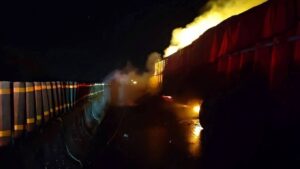 Tráiler incendiado provoca cierre total y caos vial en autopista del sur de Veracruz