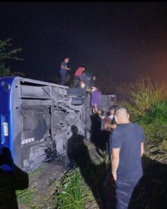 Volcadura de autobús turístico en Pánuco deja varios lesionados