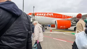 Familia intenta abordar vuelo con una mujer muerta en silla de ruedas