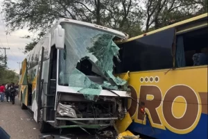 Choque de autobuses deja tres muertos en la carretera Tlapa-Puebla