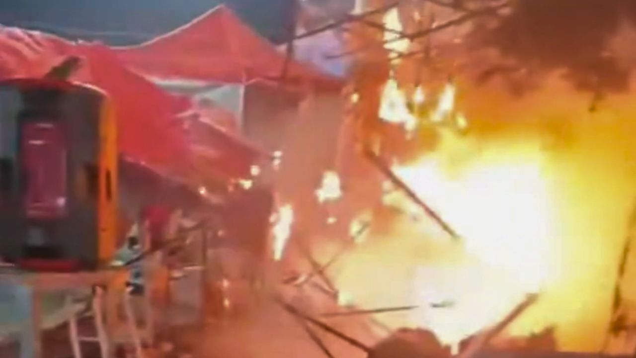 Arde bazar navideño; reportan heridos.