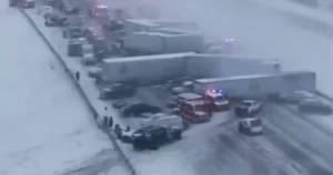 Colisión masiva de 45 vehículos por tormenta de nieve,