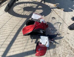 ¡De milagro! Motociclista sobrevive bajo un autobús.