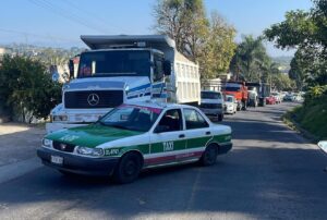 Maniobra imprudente provoca fuerte choque en Chedraui Caram.
