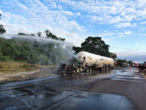 Protección Civil de Medellín controla incendio de pipa con gas propileno en la autopista Veracruz–Córdoba