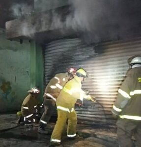 Daños materiales tras incendio en mercado de Atoyac