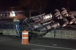 Muere conductor de tráiler, tras volcadura en la Apizaco-Tlaxcala