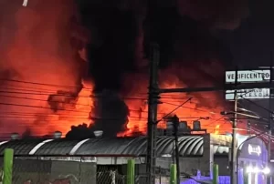 Fuerte incendio consume fábrica de plásticos en Xochimilco