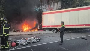Se incendia tráiler en la México-Toluca tras fuerte choque.