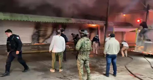 Incendio de comercio en la zona centro de Acayucan este jueves
