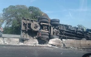 Vuelca camión tras chocar contra una pipa en la carretera Xalapa-Veracruz