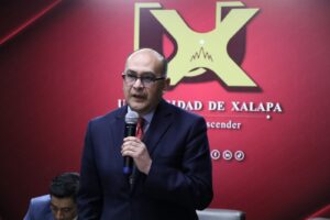 De la teoría a la práctica: Arturo del Castillo comparte su experiencia sobre auditoría forense con jóvenes en la UX