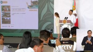 Golpe a redes de extorsión en Veracruz: 49 detenidos, incluidos policías municipales