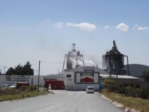 Protestan trabajadores de San Antonio Tenextepec por presuntas irregularidades laborales.