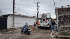 Revienta cable de alta tensión y deja sin luz a medio Alvarado