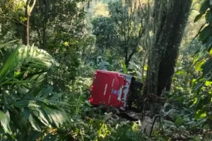 Vuelca autobús escolar en Naranjal; reportan varios heridos.