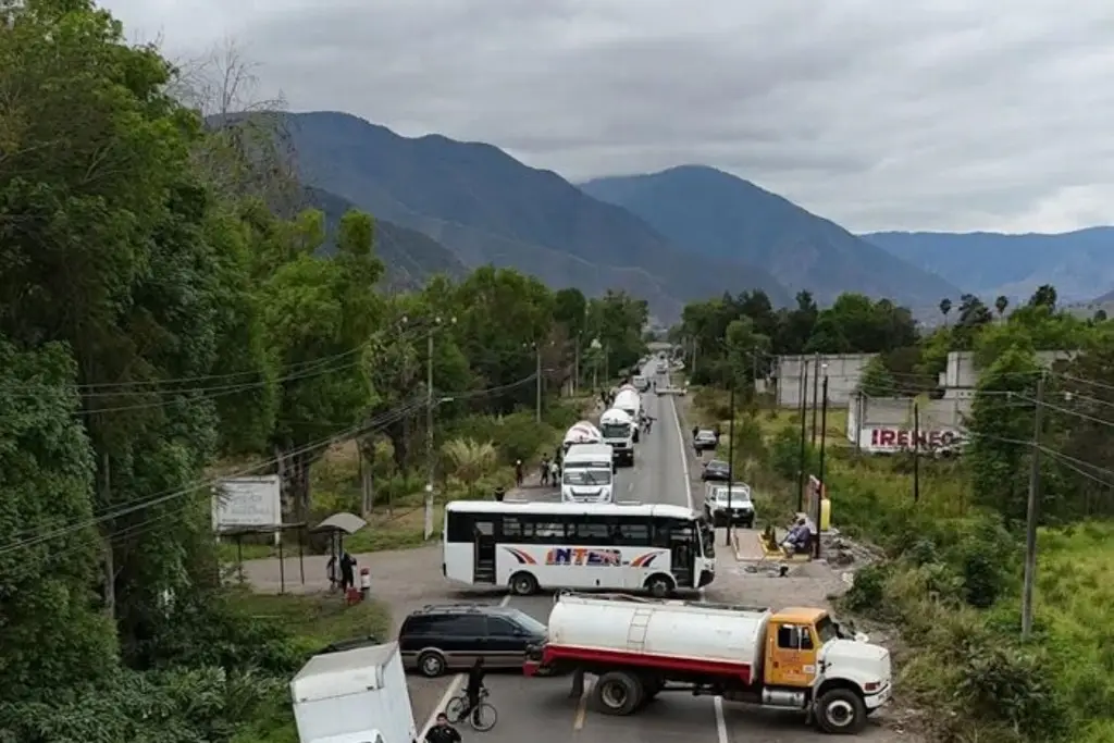 Bloqueo en la carretera federal 150 a la altura de Acultzingo este 21 de enero