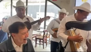 Decimeros de Veracruz “vacilan” a Noroña con rimas sobre “Alito” Moreno