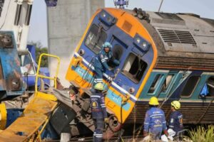 ¡Imágenes fuertes! Captan el momento de la tragedia ferroviaria en Tailandia