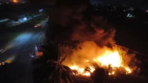 Bomberos de Cosoleacaque sofocan incendio en la autopista La Tinaja