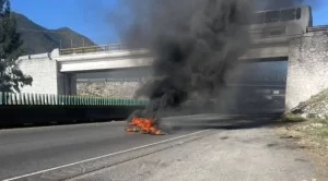 Quema de llantas provoca cierre parcial y nula visibilidad en la Orizaba–Puebla