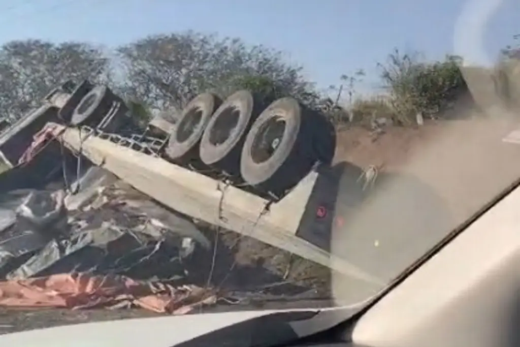 Volcadura de tráiler en San Julián, carretera Veracruz-Cardel
