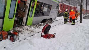 Accidente ferroviario en Suiza: Tren descarrila en Valais por avalancha