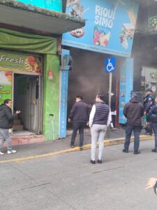 Incendio en calle Carrillo Puerto moviliza a Bomberos de Xalapa