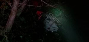 Camioneta cae a un barranco en la autopista Xalapa–Perote