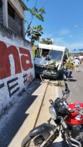 Accidente en Banderilla: Camión pierde el control frente al CBTis 134