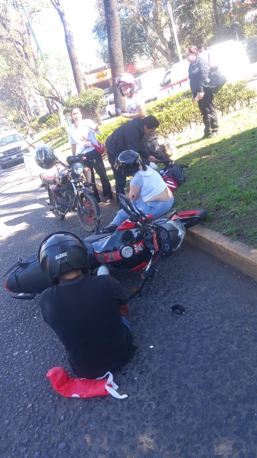 Atienden a lesionados por accidente en avenida Xalapa hoy