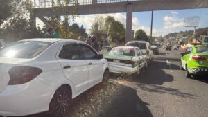 Carambola de siete vehículos en el bulevar Banderilla–Xalapa deja una mujer herida