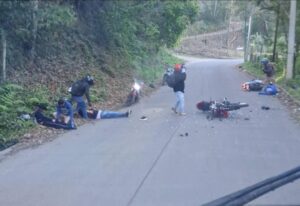 Choque de motocicletas en Tlalnelhuayocan deja un muerto y dos heridos