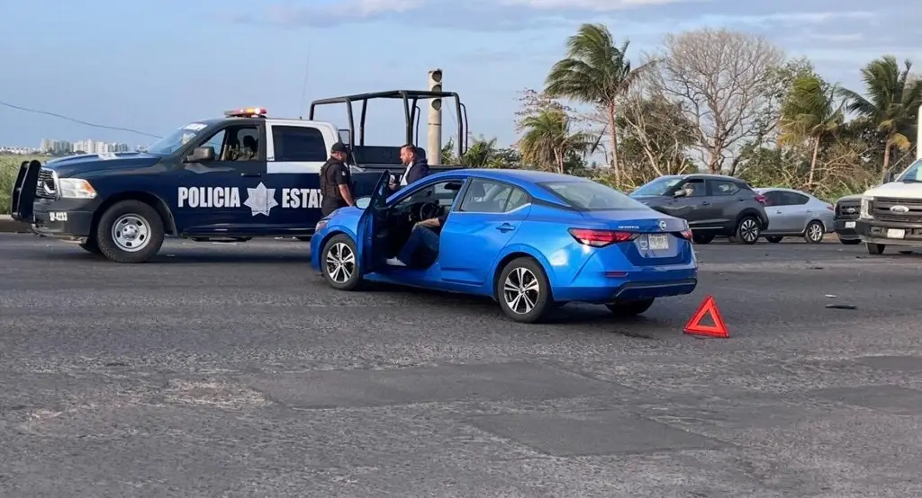 Accidente vial en la carretera federal Veracruz-Xalapa frente a la Central de Abastos