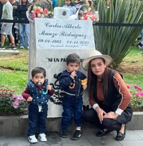 Develan placa en memoria del presidente Carlos Manzo en la Plaza Morelos