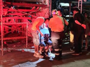 Le cae coco en la cabeza mientras disfrutaba del Carnaval en Veracruz